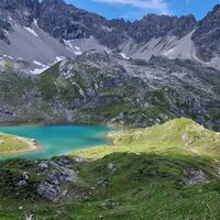 Nach diesem holprigen Pfad, der sich etwas in die Länge zieht, erster Blick auf den schönen Roßkarsee.