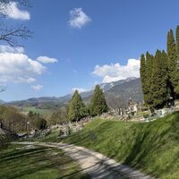 Nach einem Mobilfunkmast erreicht man wieder kartographisch registriertes Wegewerk, kurz vorm sehr pittoresk gelegenen Reichenauer Friedhof.