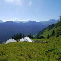 Herrlicher Blick über die Sölleralpe auf die gegenüberliegende Bergkette.