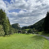 Wenn ma ned sovü Pfeffer hat, gradaus weiter, hier bereits Breitenstein in Sichtweite
