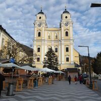 In der Vorweihnachtszeit verwandelt sich der Platz vor der Basilika Mondsee in einen stimmungsvollen Adventmarkt.