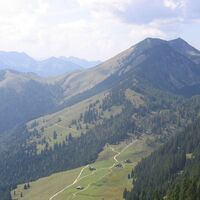 Steilner Joch, Unterberg, Großer Traithen (ganz hinten) vom Brünnsteingipfel aus gesehen, vorne Himmelmoos-Alm