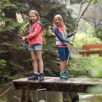 Kinder beim Fischen im Teich