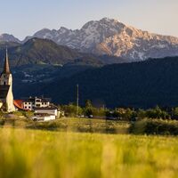 Pfarrkirche Puch mit Salzburger Bergwelt