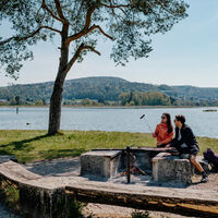 klingnauer-stausee-feuerstelle-paar