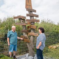 Wanderer am Wegkreuz 