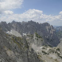 beim Abstieg ist schon die Fritz-Pflaum-Hütte zu erkennen