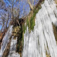 Winterlandschaft mit Eiszapfen am Wegesrand