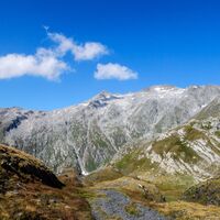 Teilweise karge Bergwelten auf der Greina