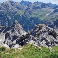 Blick hinunter über den Ostgrat zum Landschaftskopf.