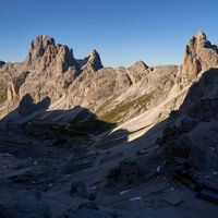 [ Dolomiten, Rosengarten ] | Tag 3 | Blick zur Grasleitenpasshütte aus dem Einstieg des Kesselkogel-Klettersteiges