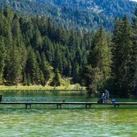 Fischerei am Weidachsee in Leutasch im Sommer - Fischer auf dem Steg.jpg