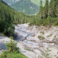 Jetzt läuft der Weg gemütlich am Bach entlang aus.