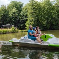 Wanderer beim Tretbootfahren auf dem Brückweiher