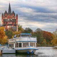 Der Limburger St. Georgs Dom hoch obern über der Lahn