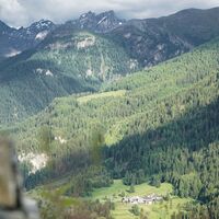 Auf der gegenüberliegenden Talseite von Guarda liegt Sur En d'Ardez