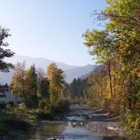Weißachau beim Bergsteigerdorf Kreuth mit Blick zu den Blaubergen
