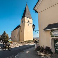 Mit dem Mountainbike durch den Ort Pack