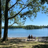 Zahlreiche Ruhebänke am Ufer des Toeppersees