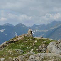 Der Mohar belohnt für die bisherigen Mühen, bei gutem Wetter mit einem fantastischen Panorama von den Lienzer Dolomiten über die Schobergruppe und Großglockner bis hin zur Goldberggruppe.