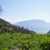 Blick auf den Gardasee und das Dorf Canale di Tenno