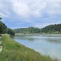 Am stromaufwärts gelegenen linken Ufer gehts beschaulicher zu