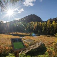 Stille Wasser: Spruchtafel beim Glakerch