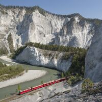 Seit weit über 100 Jahren fährt auch die Bahn durch die Ruinaulta