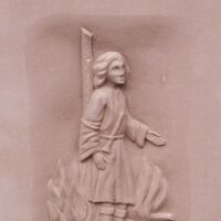 Europäischer Kulturweg: Der "Pfeifer auf dem Scheiterhaufen" aus Bundsandstein vor dem Museum in Niklashausen