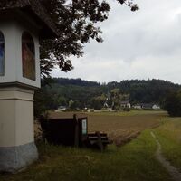 Bildstock zwischen Brenndorf und Pirk, Ostansicht - im Hintergrund die Ortschaft Pirk und die nördlichen Ausläufer des Pirkkogels