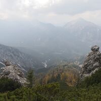 und steigen nordseitig ab