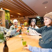 Lockere Atmosphäre im Restaurant COLORS