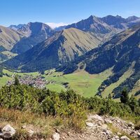 Blick vom Abstieg auf Berwang, in der Bildmitte der Rote Stein