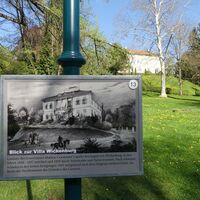 Schautafel Villa Wickenburg mit Blick zur Villa Wickenburg