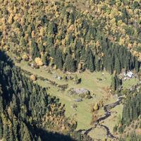 Tiefblick auf die Lackneralm wo man zu Beginn der Wanderung schon vorbeikam