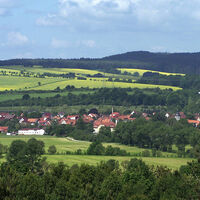 Gerstungen im Werratal, im Hintergrund das Richelsdorfer Gebirge in Hessen