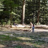 Spielende Kinder auf dem Erlebnisplatz an der Karlskuppe