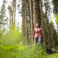 Wanderin mitten im Schönwald