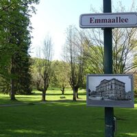 Schautafel Villa Max mit Blick in den Kurpark