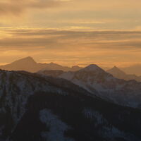 links, markant die Hochwildstelle