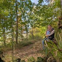 Pausenbank auf den VitalWegen 7 und 22 im Herbst