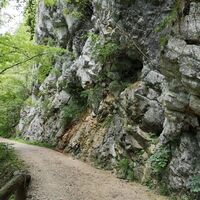 Der Weg vorbei an der Höhle