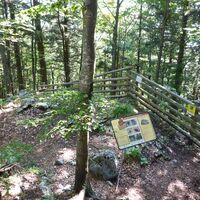Rastplatz über dem Eingang zur Höhle