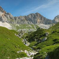 Wanderung zur Gehrenspitze im Sommer_Landschaftsaufnahme Scharnitztal in Richtung Wettersteingebirge.jpg