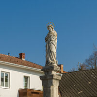 Mariensäule in Hafnerbach. Ursprünglich Pranger (1627), 1871 wurde das Prangermandl durch die Marienstatue ersetzt.