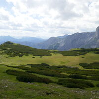 Rückblick - links von dem mit Latschen bewachsenen Kogel geht man rechts herum