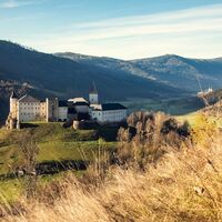 Blick auf Schloss Straßburg und das Gurktal