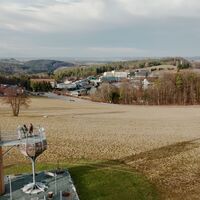 Die Aussicht von der begehbaren Weinflasche ist zu jeder Jahreszeit ein Genuss