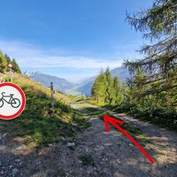 Wir halten uns an die Biker-Fair-Play Regeln - halten uns an die Route und beachten das Fahrverbot! Wir nehmen den Weg Richtung Tal.