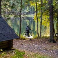 Steg und Kota am Vaaralammi